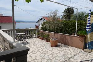 Balkón alebo terasa v ubytovaní Apartment Dramalj (3322)