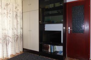 Televízia a/alebo spoločenská miestnosť v ubytovaní Apartment Dramalj (3322)
