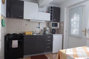 Kuchyňa alebo kuchynka v ubytovaní Apartment Dramalj (3322)
