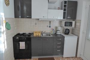 Kuchyňa alebo kuchynka v ubytovaní Apartment Dramalj (3322)