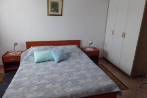 Posteľ alebo postele v izbe v ubytovaní Apartment Dramalj (3322) + 18 fotografií