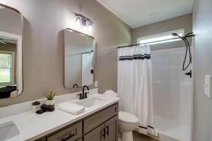 Ένα μπάνιο στο Chic Arkansas Retreat with Patio, Grill and Fire Pit! +22 φωτογραφίες