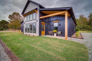 Κήπος έξω από το Chic Arkansas Retreat with Patio, Grill and Fire Pit!