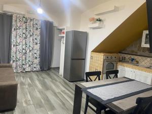 eine Küche mit einem Kühlschrank und einem Tisch im Zimmer in der Unterkunft Casa Sania in Neapel