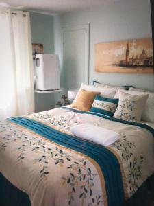 a bedroom with a bed with a blanket and pillows at Le 10620 beau, grand et charmant 5 et demi in Quebec City