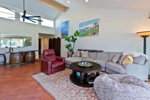 Posezení v ubytování Spectacular condo with private golf privileges includes golf cart on Monterey Country Club !!