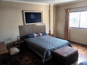a bedroom with a bed and a window at APARTAMENTO, CENTRO DE LA CUIDAD in Cochabamba