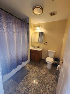 een badkamer met een toilet en een wastafel bij Impressive 2Bedroom Apt Close to NYC in Union City
