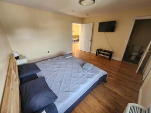 een groot bed in een kamer met een televisie bij Impressive 2Bedroom Apt Close to NYC in Union City