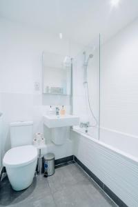 y baño con aseo, lavabo y ducha. en Two Bedroom Urban Retreat in the Heart of Exeter en Exeter