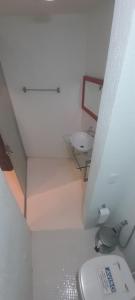 een badkamer met een toilet en een wastafel bij Casa 6 quartos piscina e sauna in Rio de Janeiro