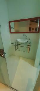 y baño con lavabo y espejo. en Casa 6 quartos piscina e sauna, en Río de Janeiro