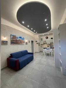 een woonkamer met een blauwe bank en een tafel bij Giulia's house Roma in Rome