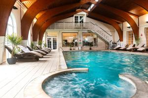 Bazén v ubytování Rowton Hall Hotel and Spa nebo v jeho okolí