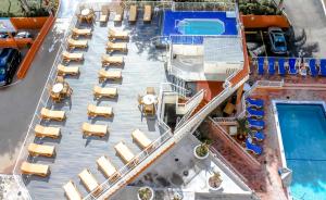 Бассейн в Fort Lauderdale Beach Resort by Vacatia или поблизости