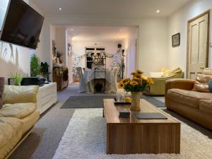 Χώρος καθιστικού στο Burlington Palace Eastbourne Seafront Villa with Garden.