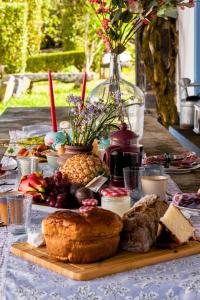 een tafel met brood en ander voedsel erop bij Quinta Morazes Casas de Campo in Ribeira Grande