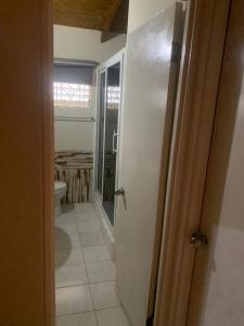 ein Bad mit einem WC und einer offenen Tür in der Unterkunft Aquamarine Ave in Montego Bay