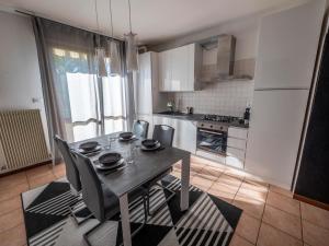 een keuken met een tafel en stoelen in een kamer bij Bianco e Nero in Casale sul Sile
