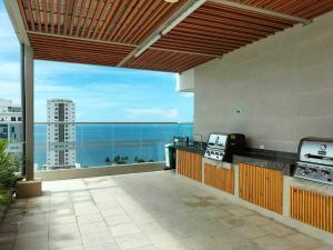a balcony with a view of the ocean at Exclusivo Apartamento Frente al mar in Gaira