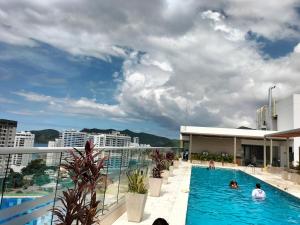 a swimming pool on the roof of a building at Exclusivo Apartamento Frente al mar in Gaira