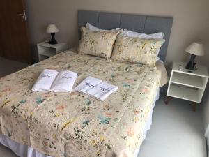 ein Schlafzimmer mit einem Bett mit zwei Handtüchern darauf in der Unterkunft Pousada Recanto Vô Fredo in Guaratuba