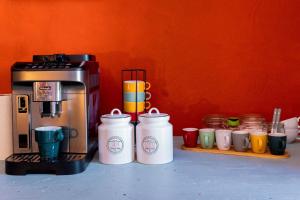 una macchinetta del caffè e tazze di caffè su un bancone di Quinta Morazes Casas de Campo a Ribeira Grande