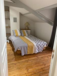 - une chambre avec un lit dans l'établissement Jade, à Dompierre-sur-Charente