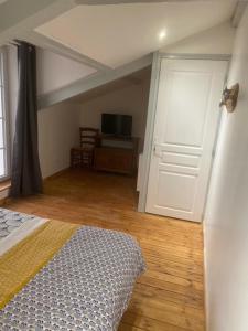 - une chambre avec un lit et une porte dans l'établissement Jade, à Dompierre-sur-Charente
