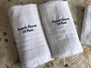 dwa ręczniki ze słowami preria preria kontra preria w obiekcie Pousada Recanto Vô Fredo w mieście Guaratuba