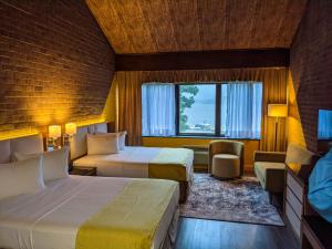 Кровать или кровати в номере The Lodge Luxury Resort At Lake Harmony