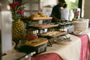 een buffet met brood en zoete deegwaren op een tafel bij Hotel Villabosque Eco Boutique in Manuel Antonio