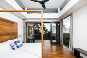 une chambre avec un lit et un ventilateur de plafond dans l'établissement Casa Maleku of Joya Luxury Estate, à Santa Teresa 32 autres photos