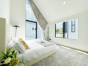 Gallery image of Northcote with City View in Auckland