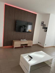 sala de estar con TV en la pared en Sunset Apartment mit Rheinblick in Urbar en Urbar-Mayen-Koblenz