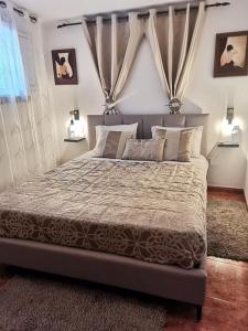 - une chambre avec un grand lit et des rideaux dans l'établissement Casa do Miradouro, à Monsanto