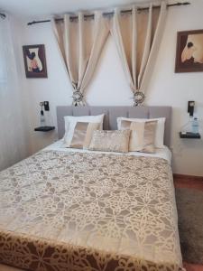 - une chambre avec un grand lit blanc et des oreillers dans l'établissement Casa do Miradouro, à Monsanto