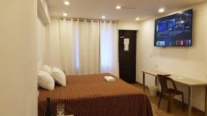 TV a/nebo společenská místnost v ubytování La Cabaña Hotel