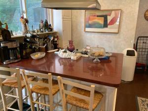 una cocina con una encimera con sillas alrededor en The Villa Toscana, en Chicago