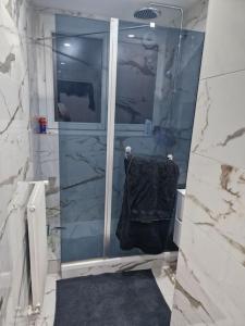 a shower with a glass door in a bathroom at Appartement/Apartment/전원주택 15mn from Paris RER C in Viry-Châtillon