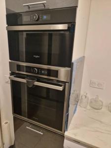 a kitchen with an oven in a room at Appartement/Apartment/전원주택 15mn from Paris RER C in Viry-Châtillon
