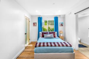 1 dormitorio con cama y ventana en Stylish Sherman Oaks Townhouse 3bed + 3.5bath All Master Suites, en Los Ángeles