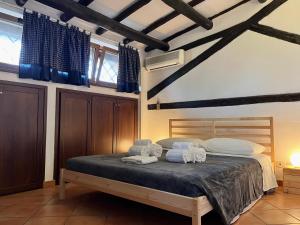 a bedroom with a bed with towels on it at Casa Vacanze La Riserva Maccarese in Maccarese