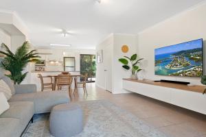 TV a/nebo společenská místnost v ubytování Beach Breakers Resort