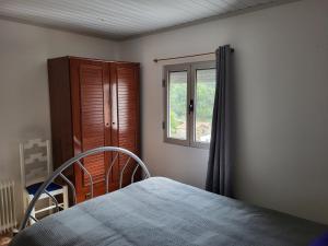 a bedroom with a bed and a window at Free Spirit in Vale do Torno