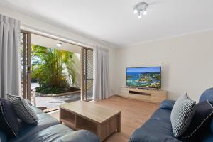 TV a/nebo společenská místnost v ubytování Beach Breakers Resort