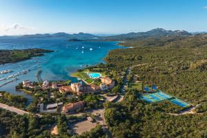 een luchtzicht op een resort op een meer bij Hotel Cala di Volpe, a Luxury Collection Hotel, Costa Smeralda in Porto Cervo