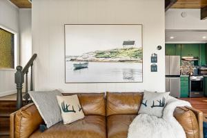 Romantic & Family Friendly Chalet In The Woods的厨房或小厨房