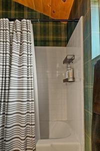 Romantic & Family Friendly Chalet In The Woods的一间浴室