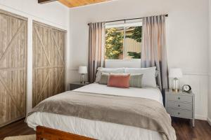 Romantic & Family Friendly Chalet In The Woods客房内的一张或多张床位